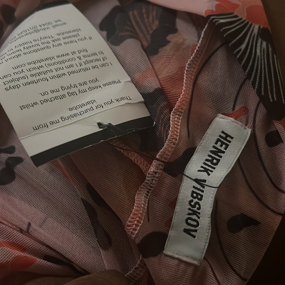 Sheer top and leggings, not a lot of stretch top is a large, bottom is a med - Picture 6 of 9